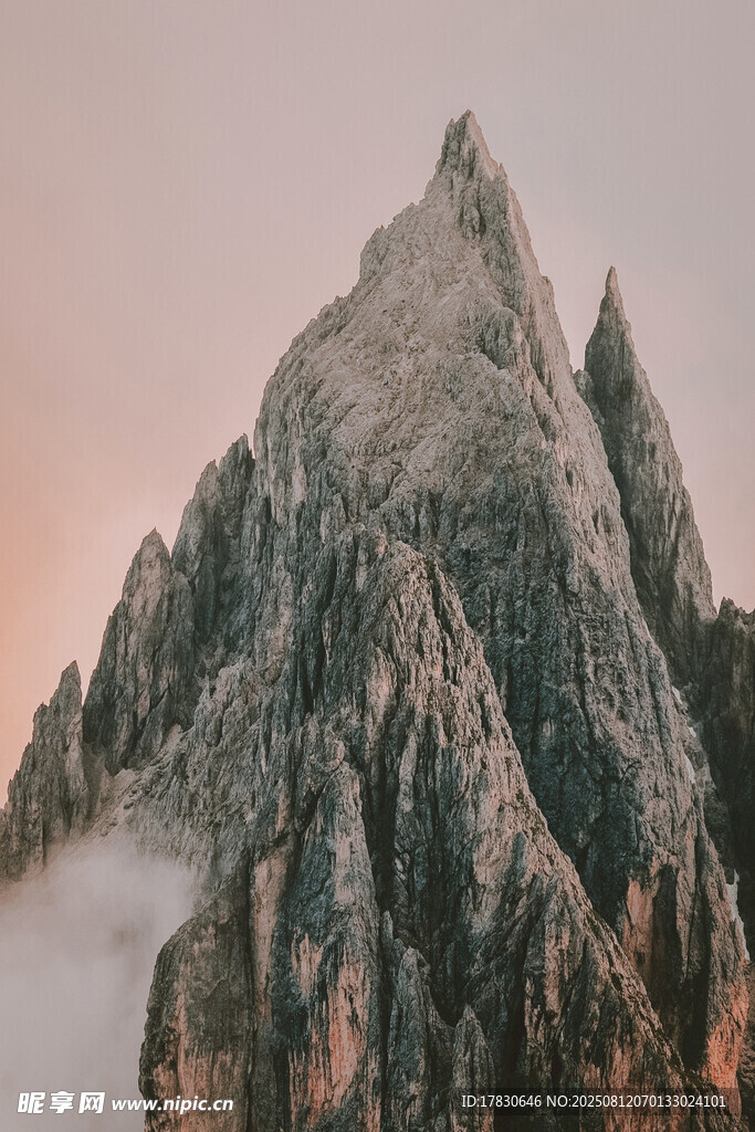 壮丽山峰云雾缭绕景观