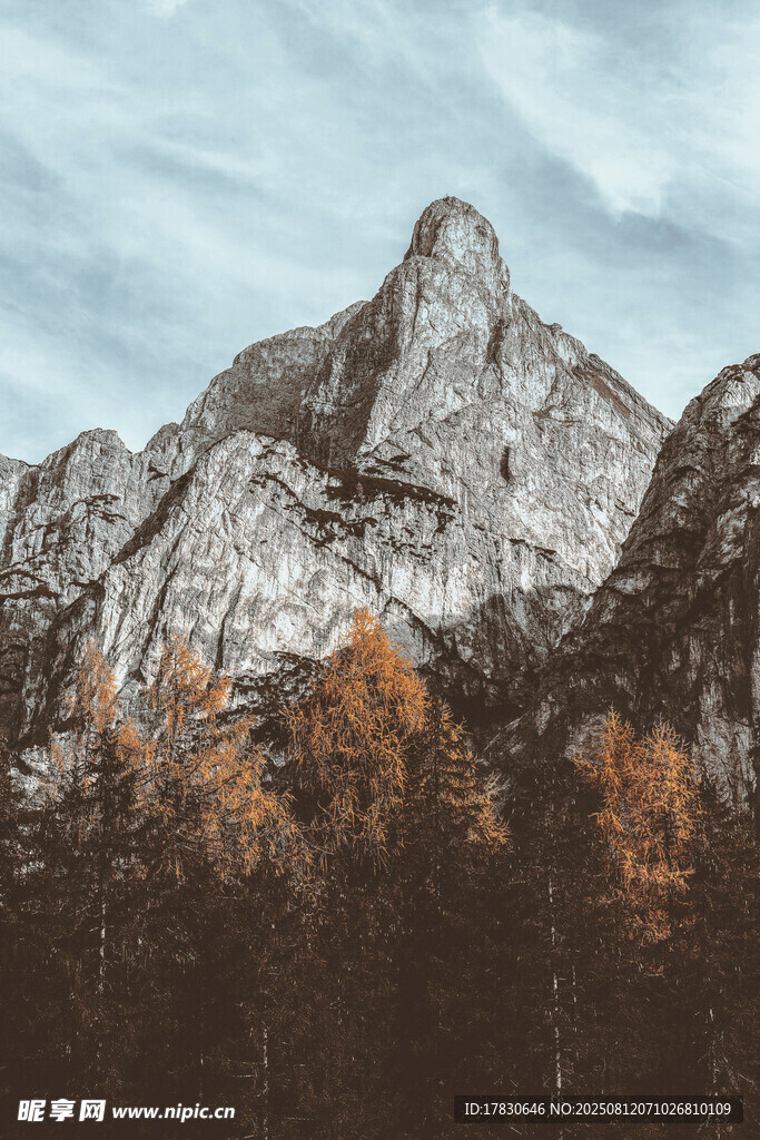 秋日巍峨山峰与林间景致