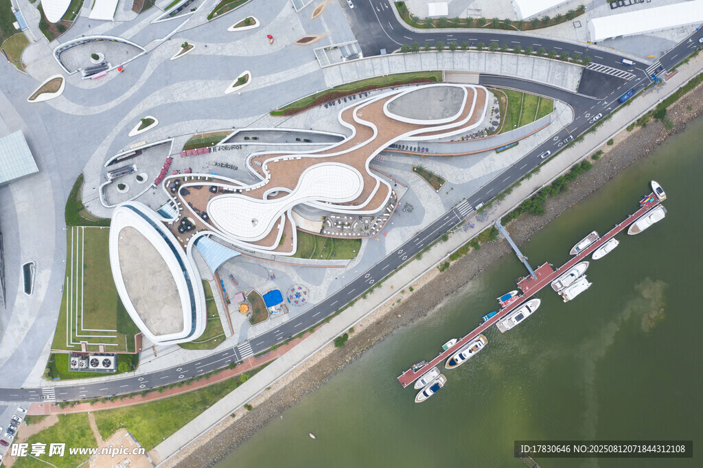 广东珠海大剧院海边的帆船