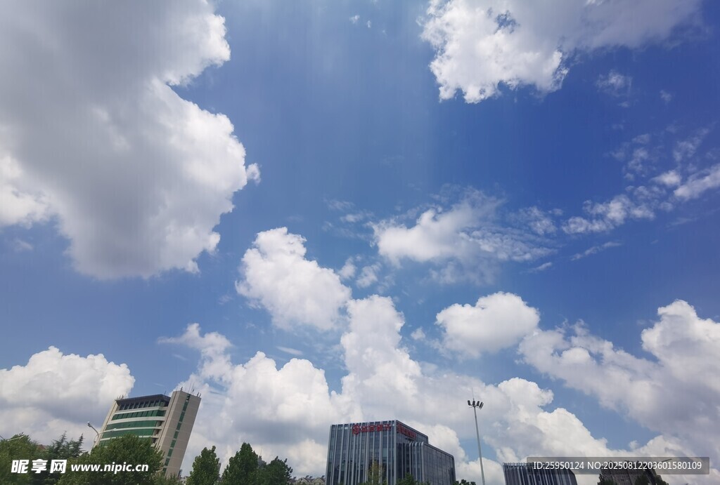 城市上空的蓝天白云