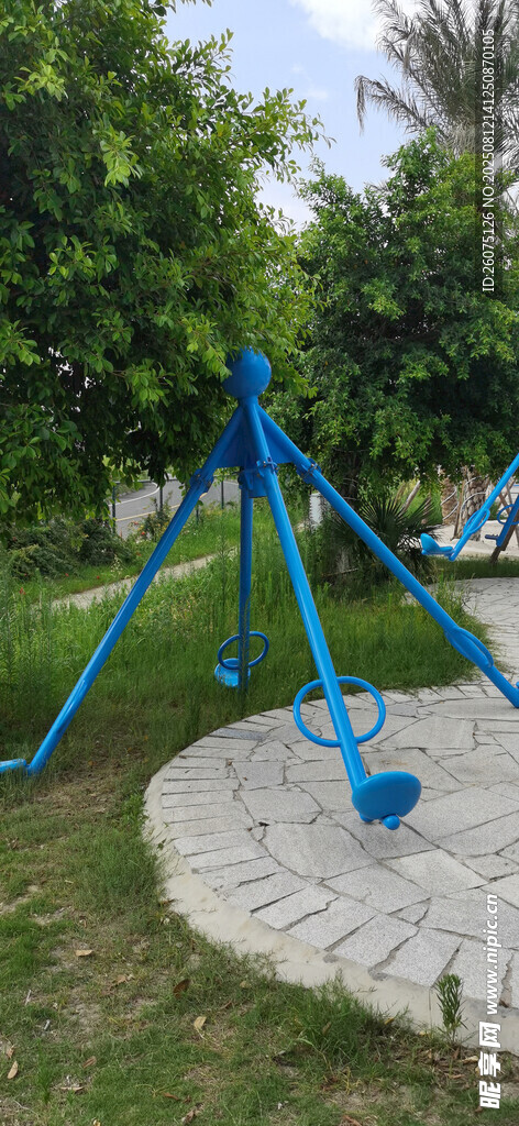 户外蓝色健身设施在绿地