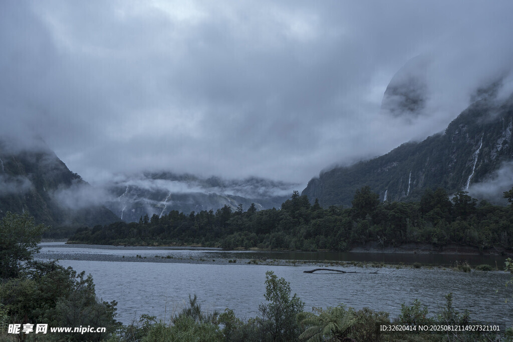 云雾缭绕的山水景致