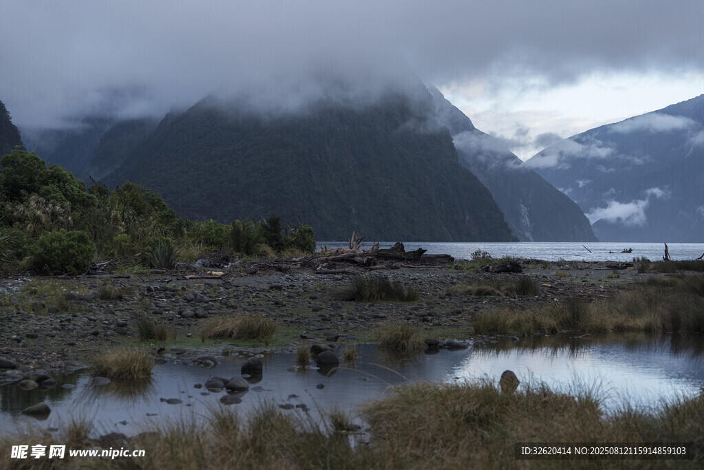 云雾缭绕的山间湖泊美景