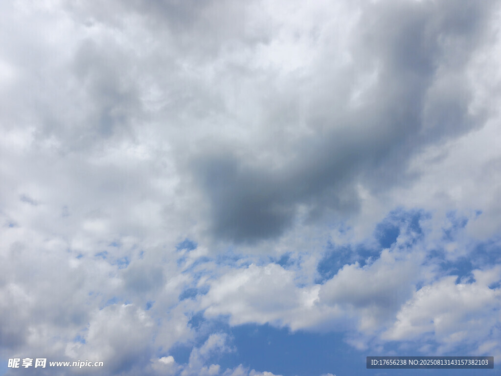 蓝天白云下的蓬松云朵