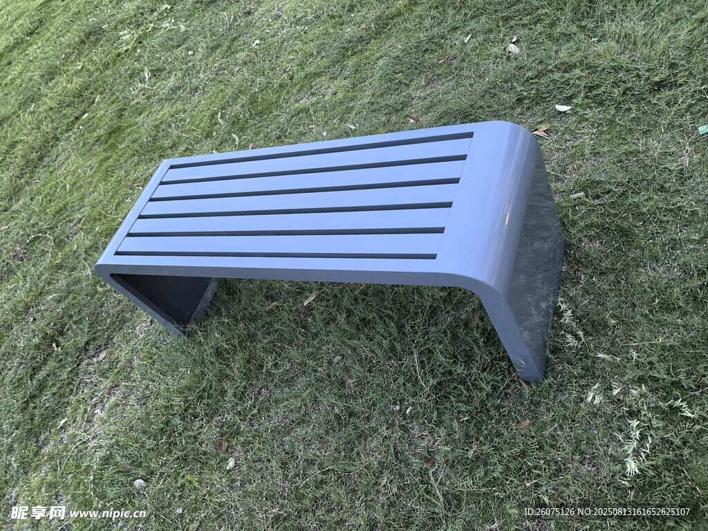 草地上的蓝色休息板凳