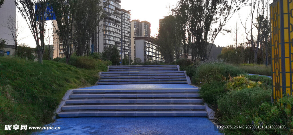城市中蓝色阶梯与步道景致