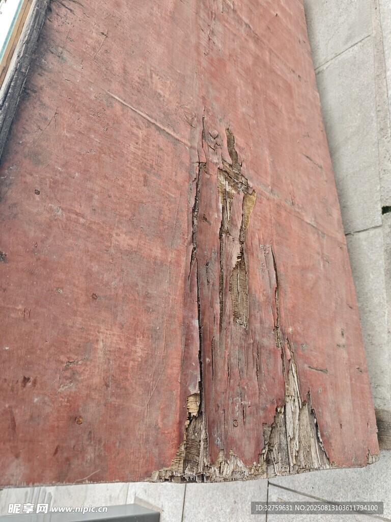 红砖墙面破损处露出钢筋