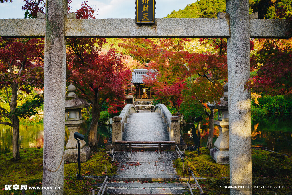 日式庭院中的古朴风铃