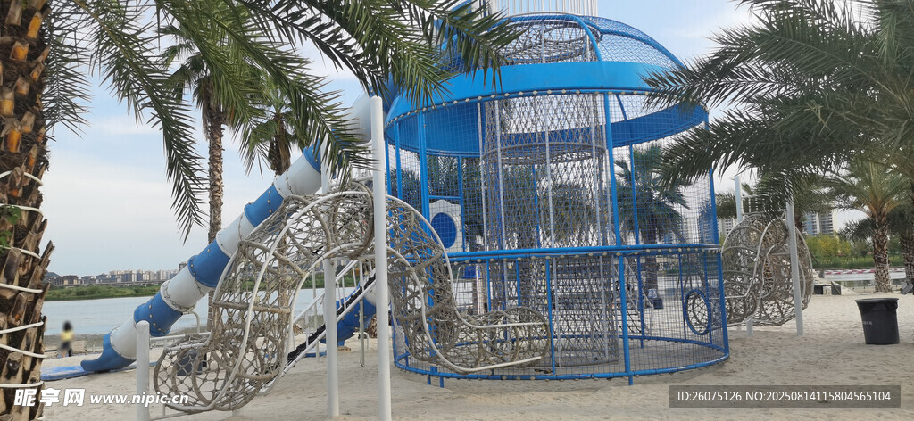户外蓝色攀爬滑梯游乐设施