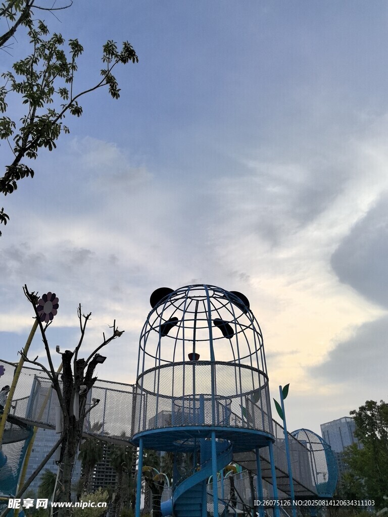 户外熊猫形象游乐设施的美丽景象