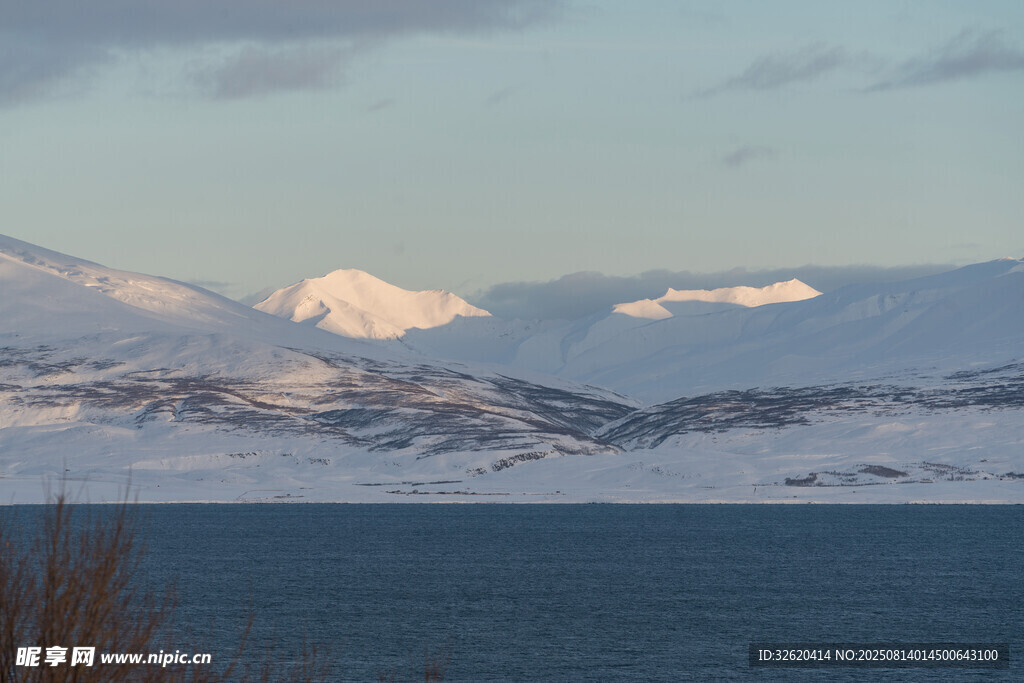 雪山下的宁静蓝色水域
