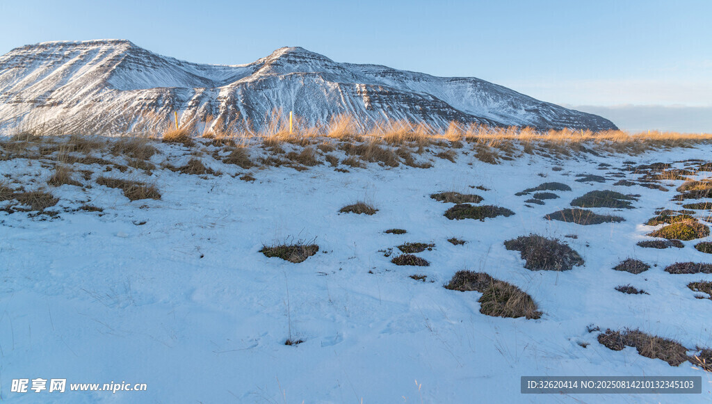 雪山下的荒野雪景