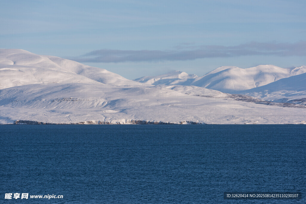 雪山下的蓝色广阔海面