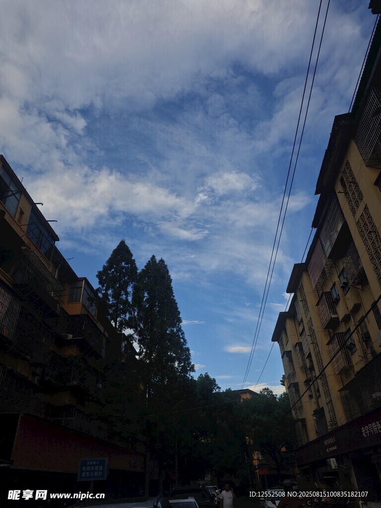 城市街道上空的蓝天白云