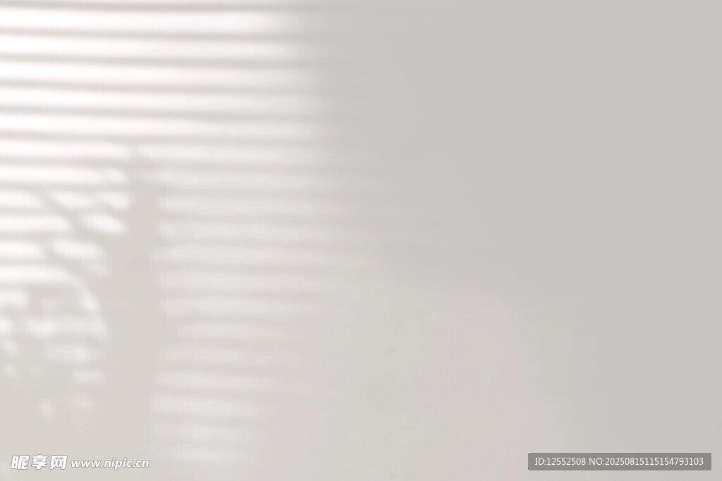 百叶窗后的朦胧光影