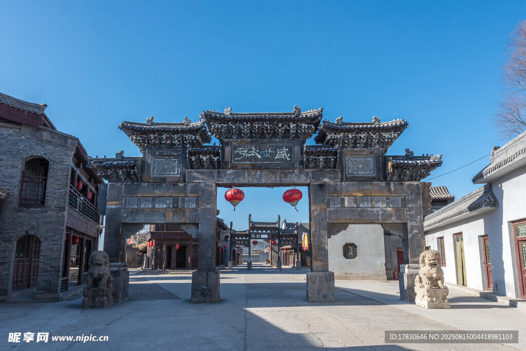 古牌坊下的传统街巷风光