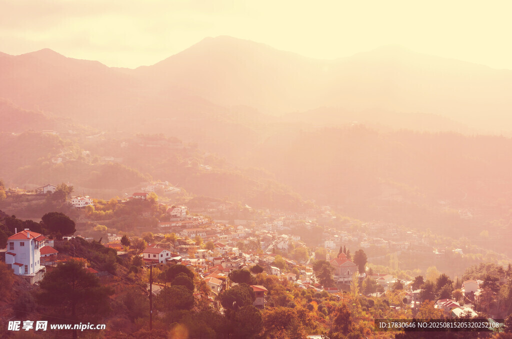 日出下的山间城镇美景