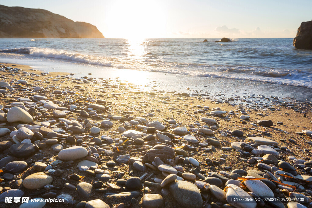阳光照耀下的鹅卵石海滩