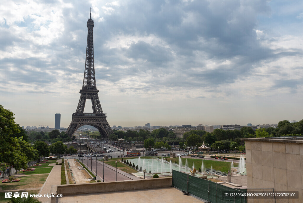 埃菲尔铁塔远景风光
