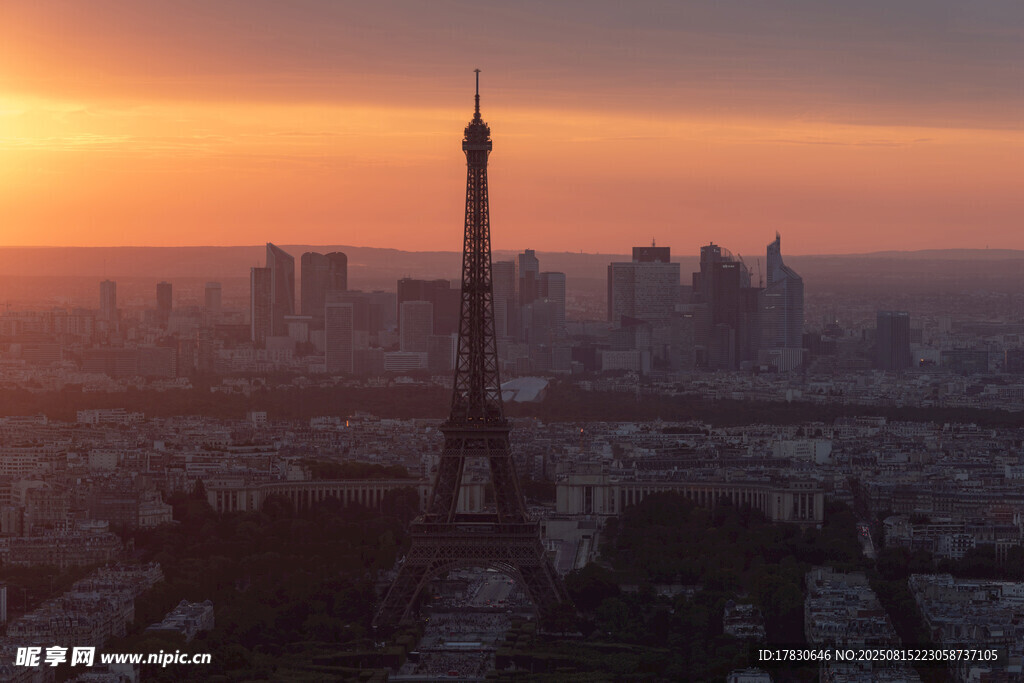 夕阳下的城市天际线景观