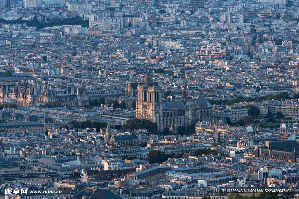 俯瞰城市中的标志性建筑