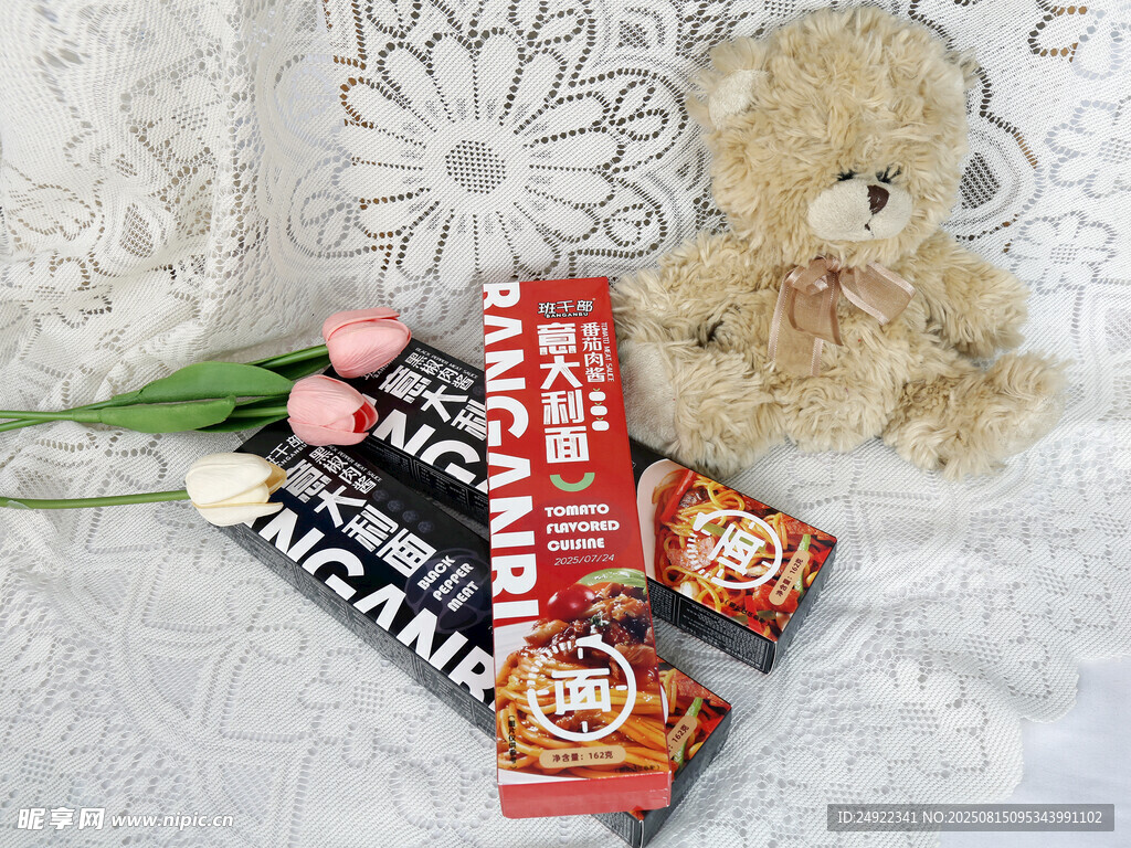 小熊与零食的温馨小场景