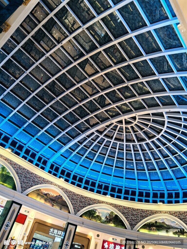 商场内的绚丽穹顶设计