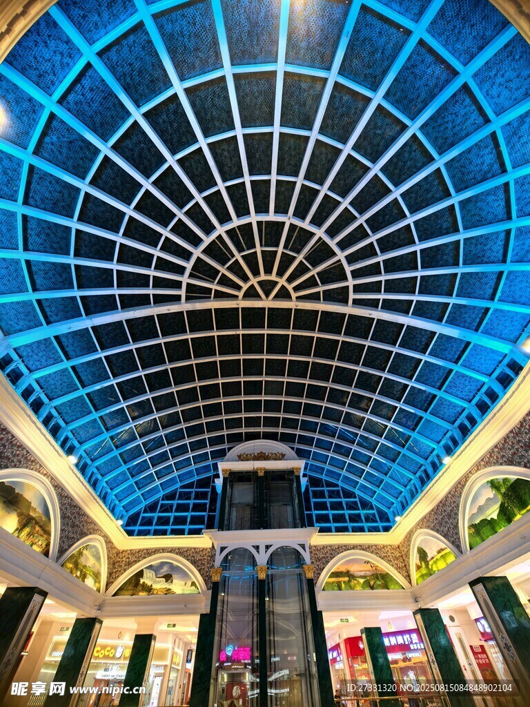 商场绚丽穹顶内部景观