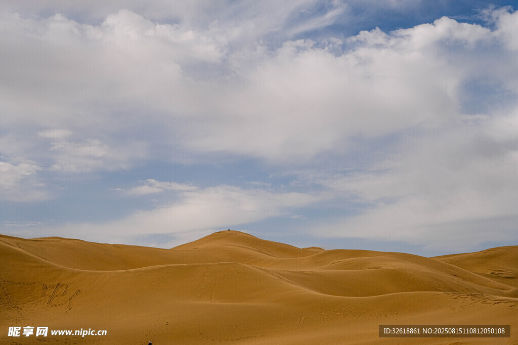 广袤沙漠与蓝天白云美景