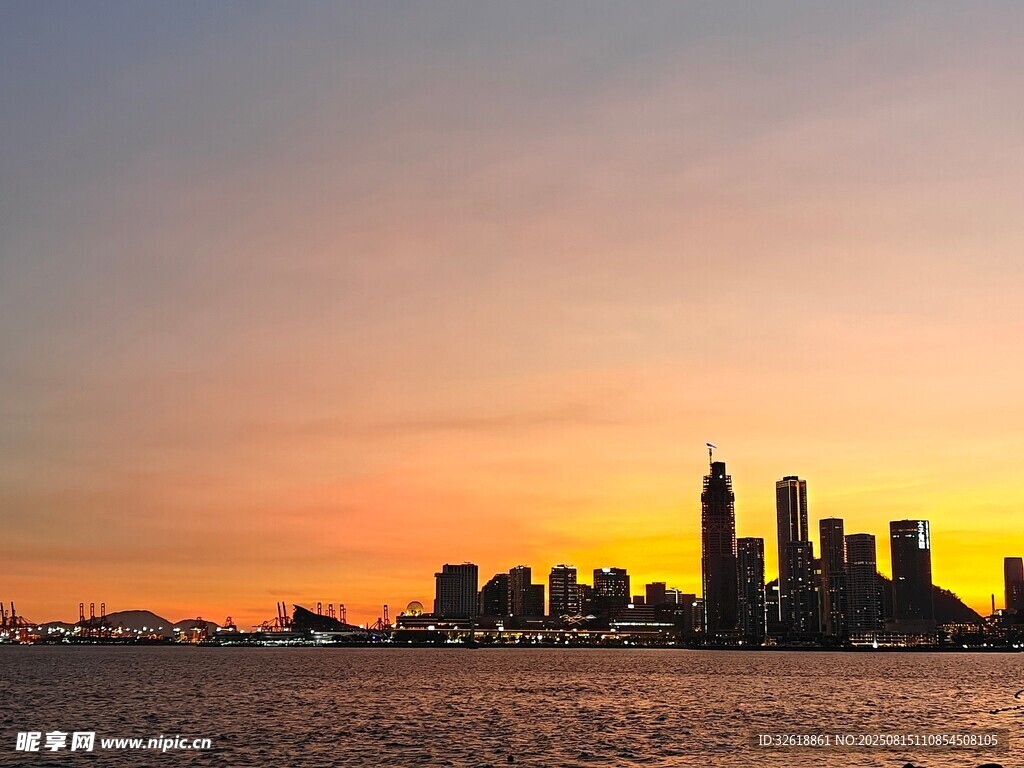 黄昏下的城市天际线美景