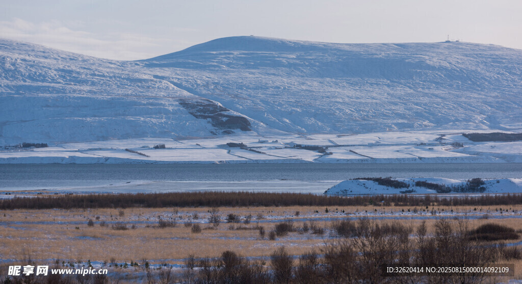 冬日雪山下的广袤原野
