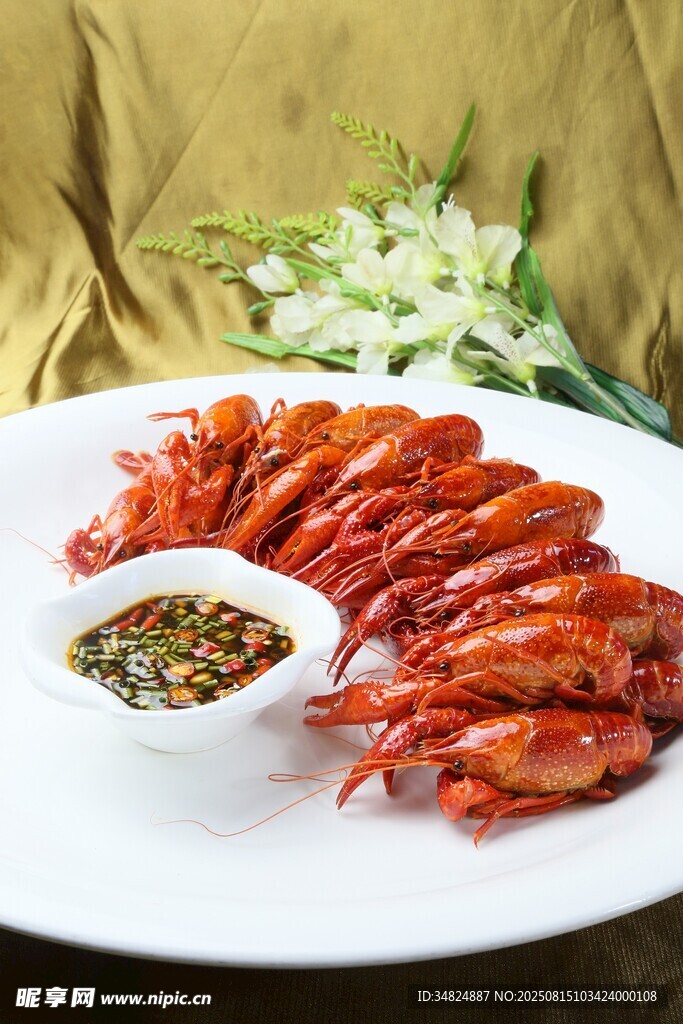 美味小龙虾配蘸料