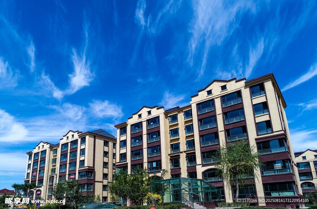 蓝天白云下的现代建筑群