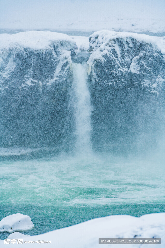 冬日冰雪覆盖的壮观瀑布