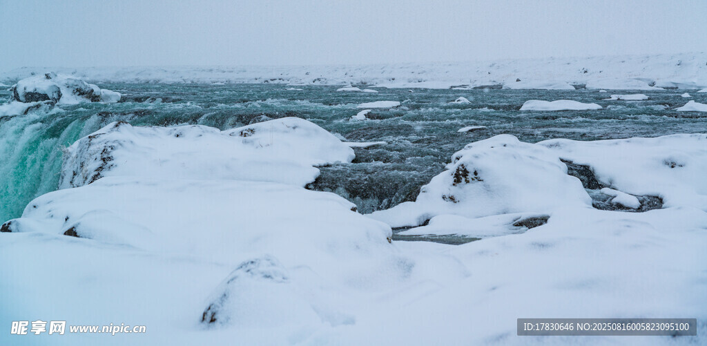 冰雪覆盖的壮丽瀑布景观