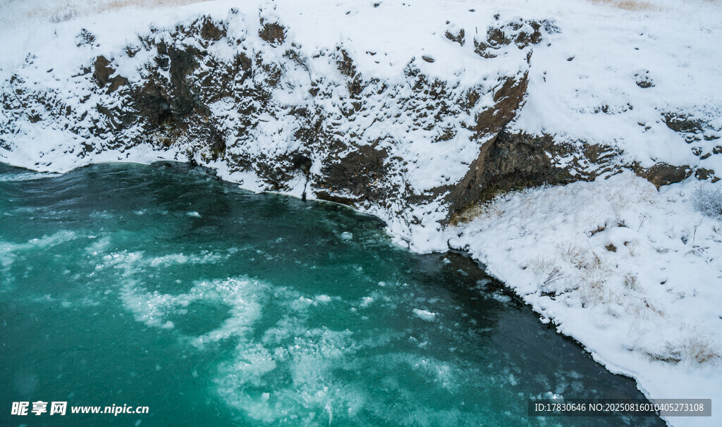 冬日碧绿溪流雪景