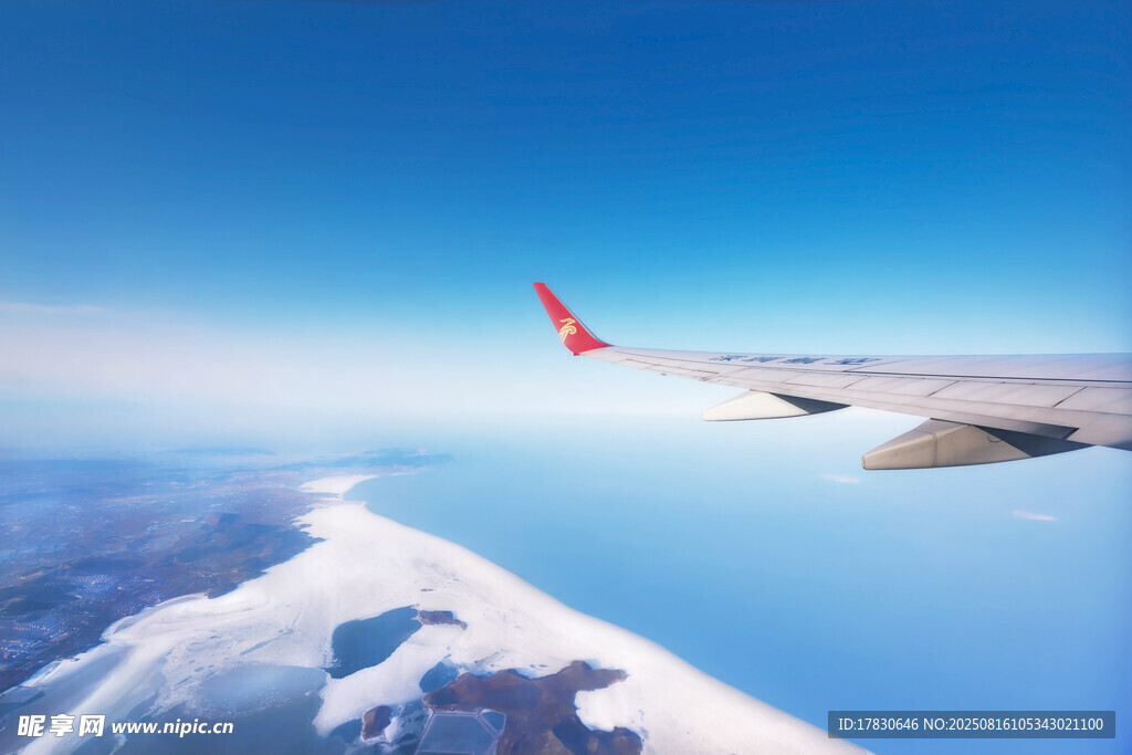 高空俯瞰飞机与壮丽景致