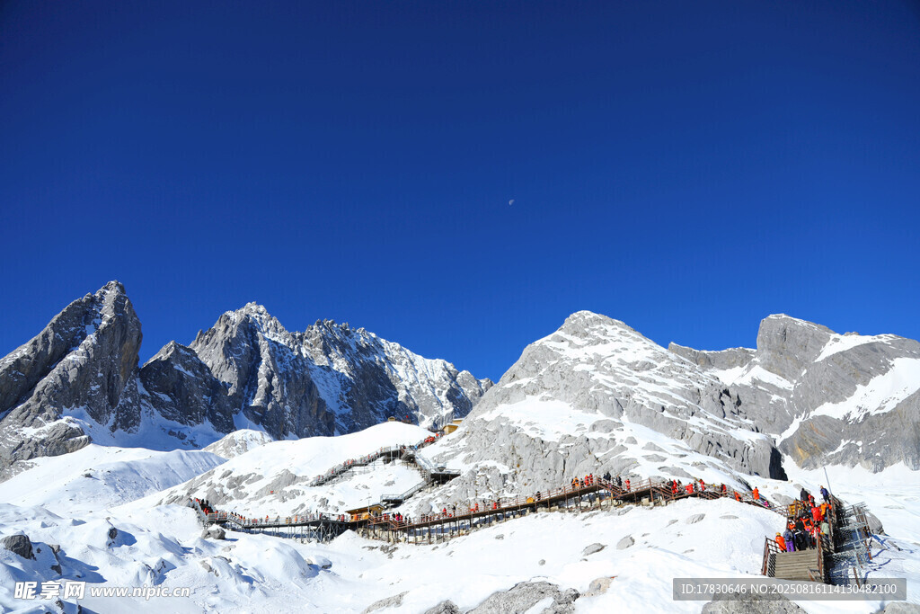雪山美景中的徒步者