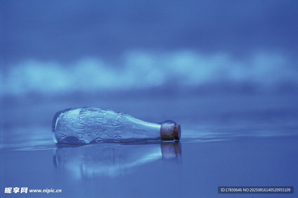 漂浮在水面的透明玻璃瓶