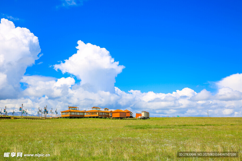 草原上的列车穿行于蓝天