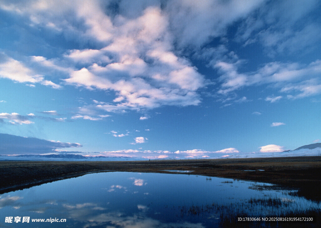 宁静湖面映蓝天白云