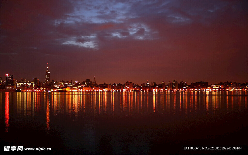 城市夜幕下的湖岸璀璨灯火