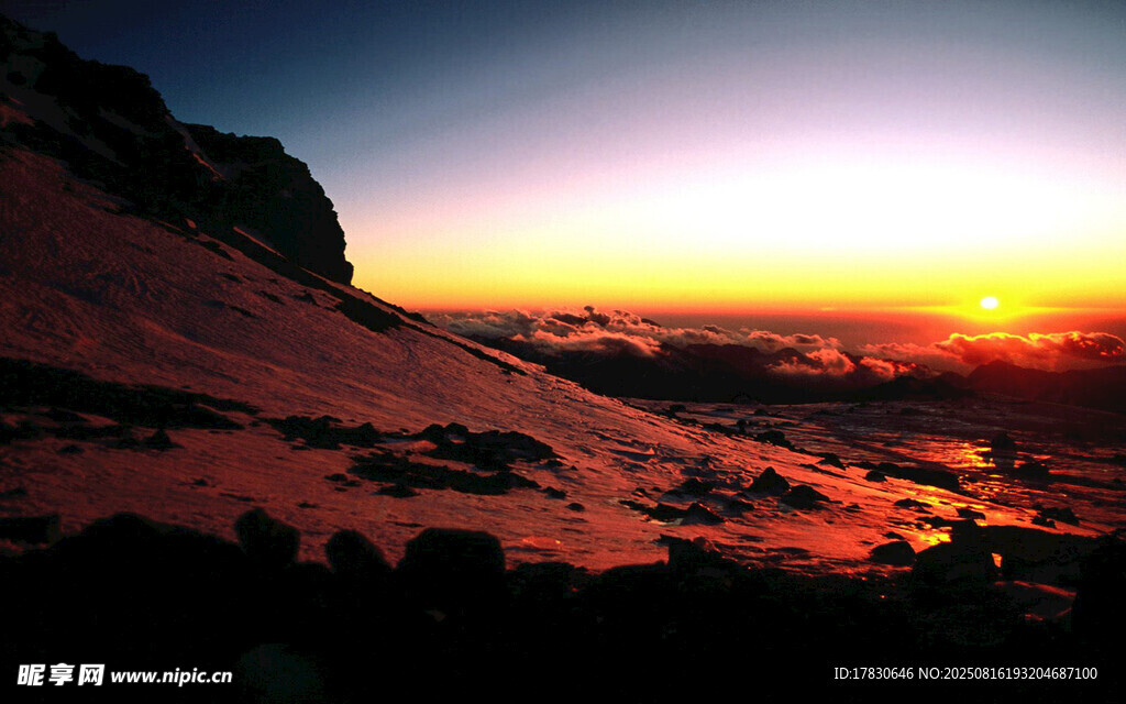 壮丽日落时分的海岸景观