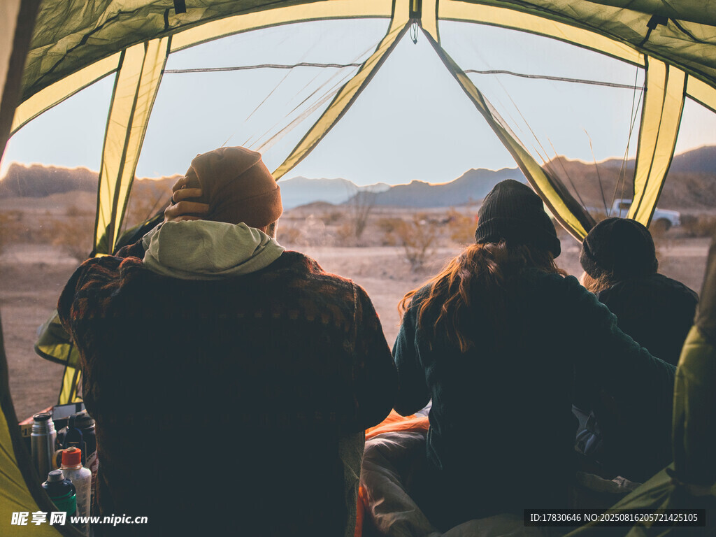 帐篷内人们围坐欣赏风景