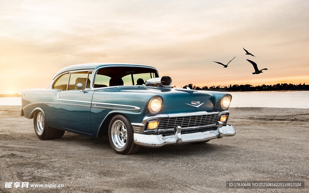 复古轿车于海滨美景中
