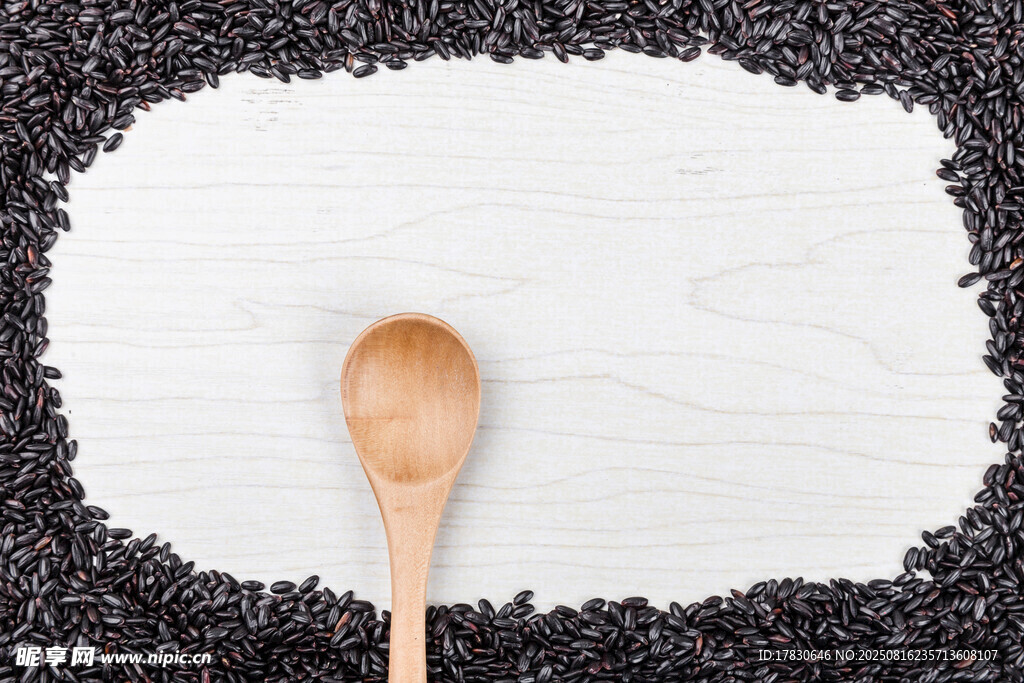 木勺置于黑白谷物间