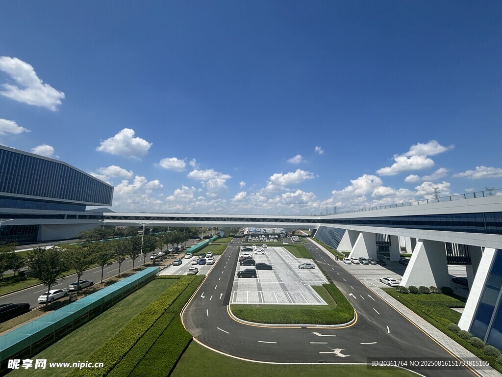 现代化机场跑道全景