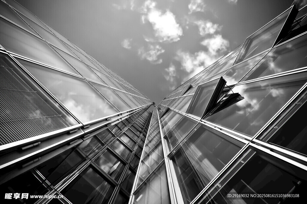 仰视现代玻璃幕墙高楼