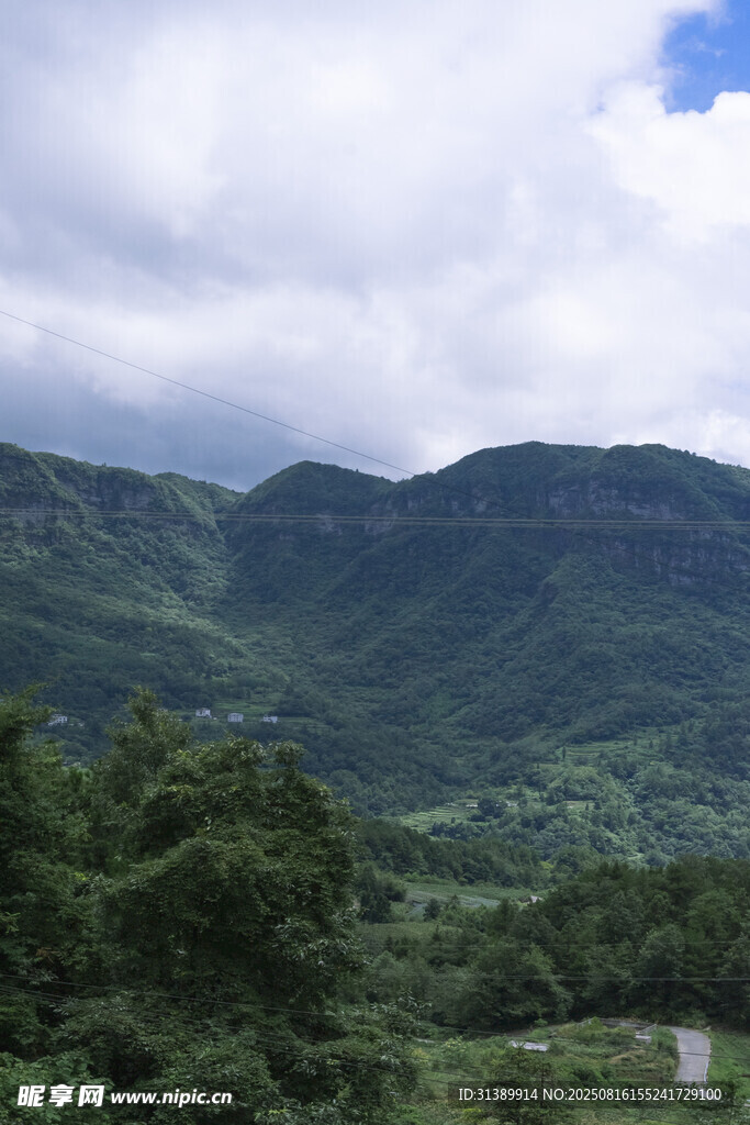 青山绿野间的自然美景