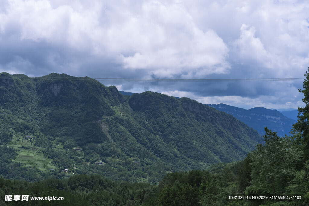 青山云雾间的秀丽景致